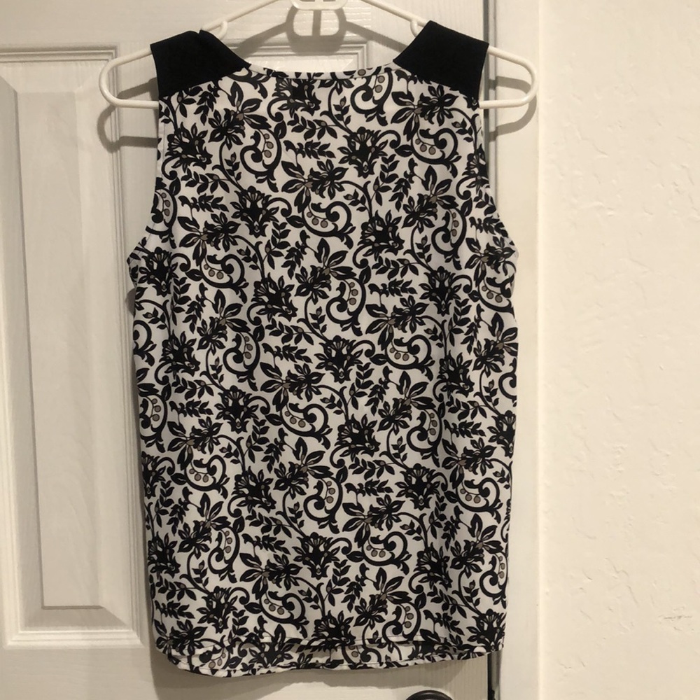 THE LOFT (EUC) Sleeveless Blouse Black&White Floral Design. Comfortable! Size SP - Picture 10 of 10